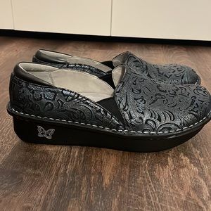 Algeria Debra Navy Swish Shoe. Only worn 2-3 times. No scuff marks.